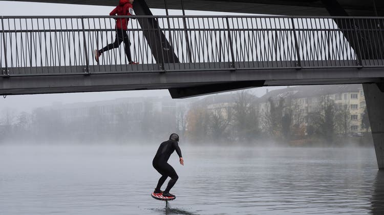 Bild des Tages: Wassersport im Winter, Foil Surfing auf der Aare. (Hansjörg Sahli)