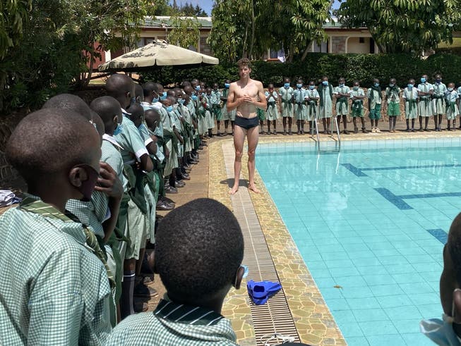 Der Solothurner Triathlet Max Studer lehrt kenianischen Kindern das Schwimmen