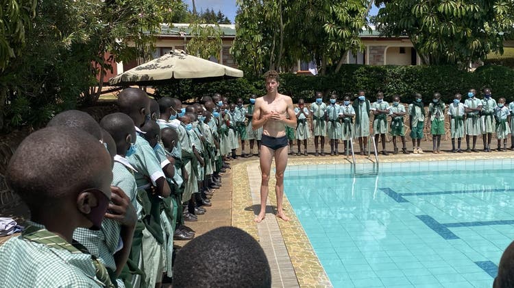 Der Solothurner Triathlet Max Studer lehrt kenianischen Kindern das Schwimmen (zvg)