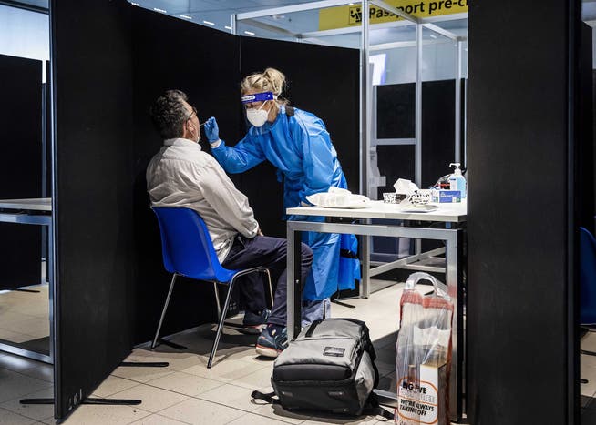 Am Flughafen Schiphol in Amsterdam wird ein aus Südafrika eingereister PAssagier auf das Coronavirus getestet. Die Omikron-Variante ist längst in den Niederlanden angekommen.