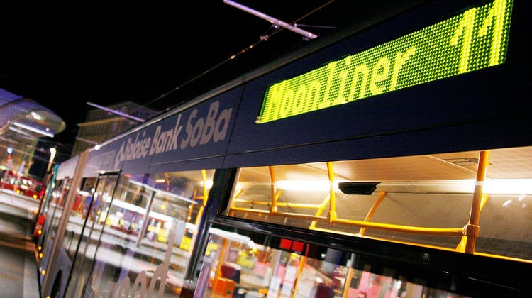 Der Moonliner der Linie M11 wartet am Bahnhofplatz Bern vor seiner Abfahrt in Richtung Solothurn. (Samuel Thomi)