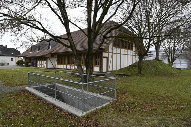 Das Gemeindehaus soll saniert werden und der Kirchgemeindesaal einen Anbau erhalten – rechts des Gebäudes, wo jetzt der Hügel zu sehen ist. 