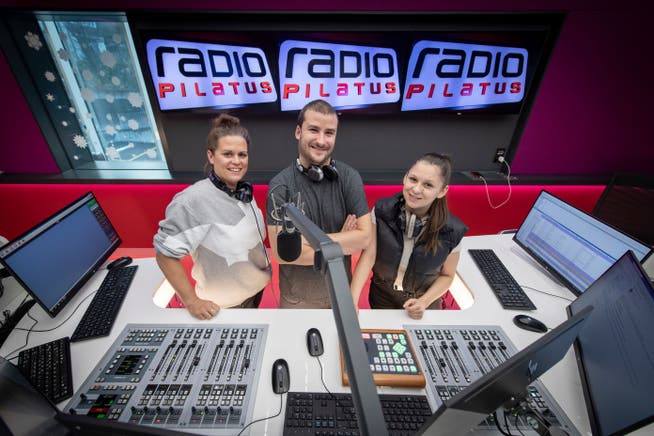 Das Moderations-Trio der Radio-Pilatus-Morgenshow: Selina Linder, Marco Zibung und Mira Weingart (von links)