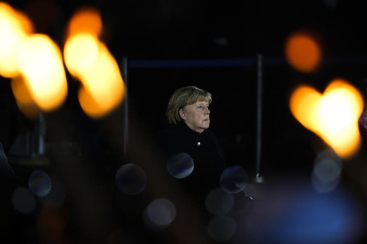 Feierliches Ende einer 16 Jahre dauernden Ära: Die abtretende Kanzlerin Angela Merkel am Donnerstagabend beim «Zapfenstreich» in Berlin.