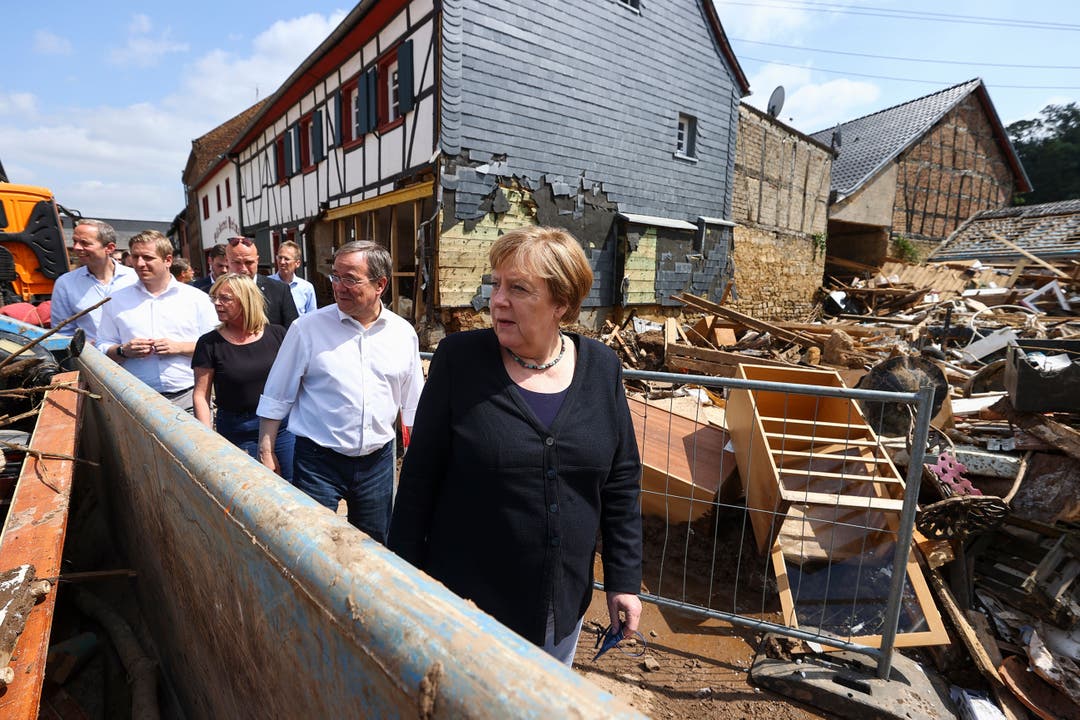 Im Juni 2021 besucht Merkel zusammen mit dem Kanzlerkandidat Armin Laschet das Hochwasser-Gebiet in der Eifel. Die Flutkatastrophe forderte mehr als 130 Menschenleben, Tausende wurden obdachlos.