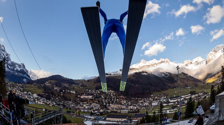 Gregor Deschwanden springt über die Weltcup-Schanze in Engelberg. (Bild: Philipp Schmidli (21. 12. 2019))