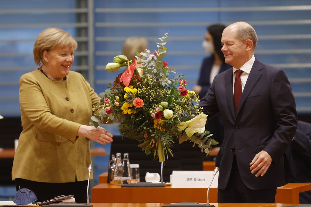 Nach 16 Jahren an der Spitze der deutschen Regierung gibt Angela Merkel ihr Amt als Bundeskanzlerin aller Voraussicht nach an Olaf Scholz (SPD) weiter.