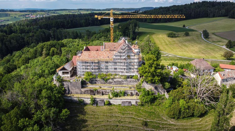 Schloss Sonnenberg oberhalb Stettfurts: Der Kran und das Baugerüst gehören seit Jahren mit zum Ortsbild – zum Leidwesen vieler Stettfurter. (Bild: Reto Martin)