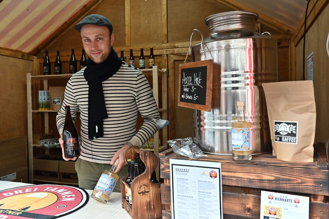 Luc Nünlist vom Drei Tannen Bier ist auch mit einem Markthäuschen vor Ort.