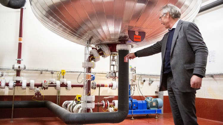 Hans-Martin Müller, verantwortlich für alle Vifor-Produktionsstandorte, vor dem Reaktor, in dem Eisen zu Eisenchlorid wird. (Bild: Tobias Garcia (St.Gallen, 30. November 2021))
