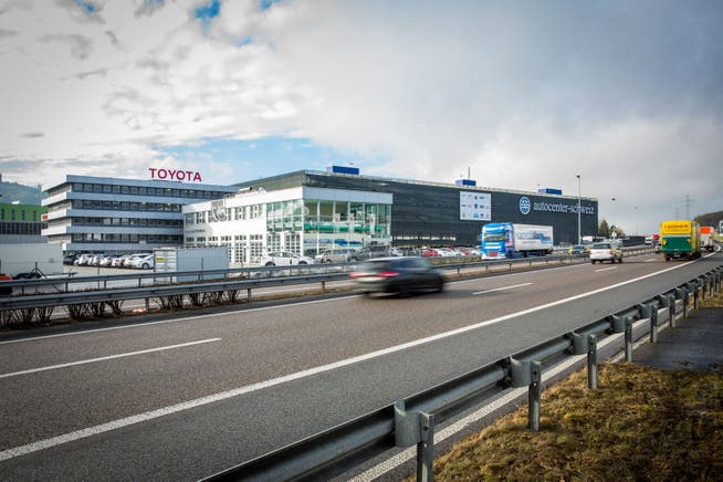 Das bekannte Autocenter der Emil Frey AG steht direkt an der Autobahn A1 in Safenwil.