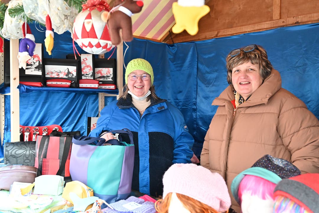 Hanna Flükiger (links) und Marlyse Fässler aus Wolfwil bieten ihre selbst gemachten Taschen, Mützen und Handschuhe feil.