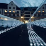 Über 9000 LED-Lichter interagieren mit jedem Schritt auf dem Steig, Bodennebelschleier sorgten für eine mystische Atmosphäre. (Bild: zvg)