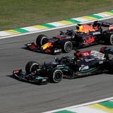 Die WM-Rivalen: Max Verstappen (links) Lewis Hamilton auf dem Podest nach dem GP von Brasilien. (Bild: Antonio Lacerda/EPA (Sao Paulo, 14. November 2021))