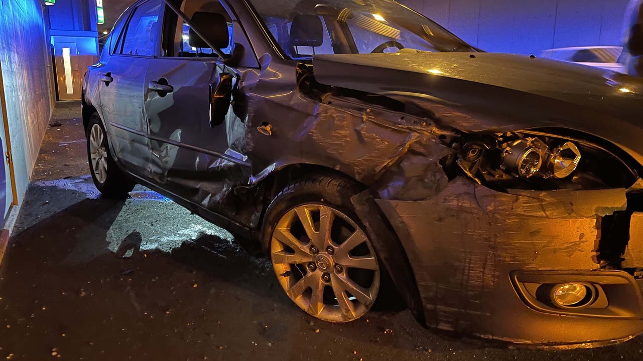 Neuenhof, 2. Dezember: Unfall bei der Überdachung Neuenhof auf der Autobahn A1 in Richtung Zürich: Ein BMW hat ein Mazda abgedrängt, der daraufhin mit einem VW-Transporter kollidiert und in die Wand geschleudert wird. Es wurden keine Personen verletzt.