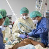 «Unnötiges Sterben verhindern»: Bonus soll Pflegekräfte zurück auf Coronastationen bringen
