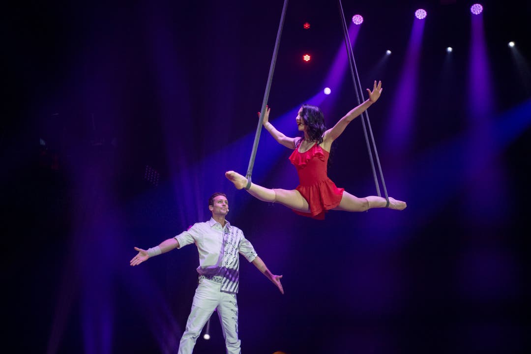 Bastian Baker bei einer Akrobatiknummer unter der Zirkuszeltkuppel