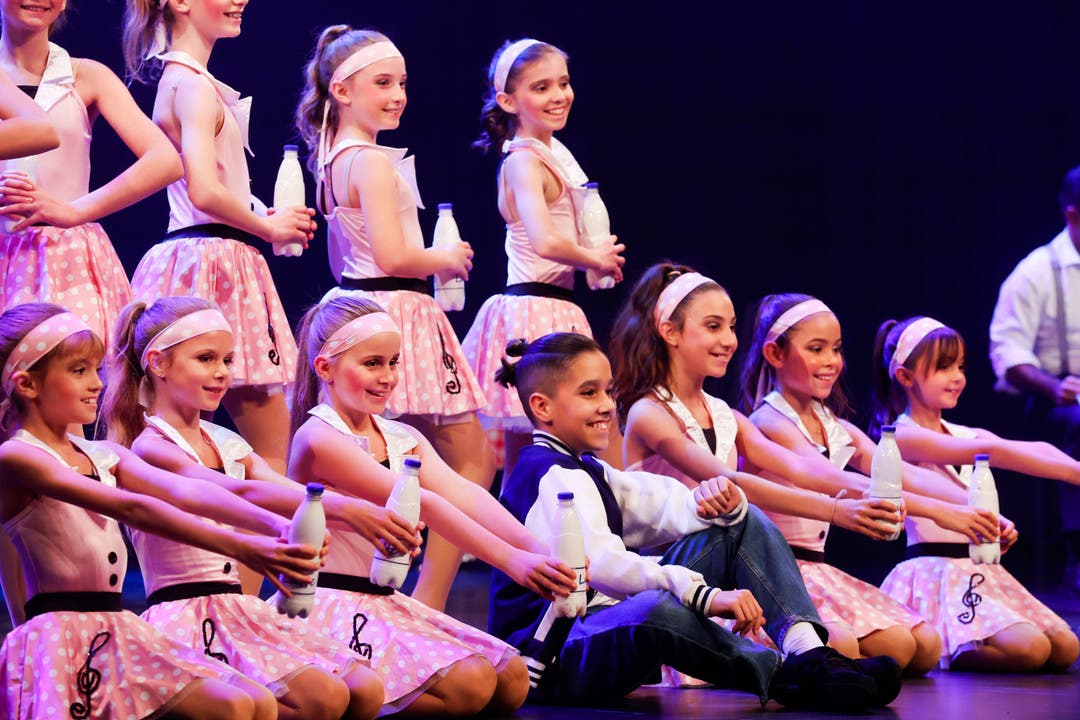 Mädchen und Jungs tanzen mit in der Ballett-Show.