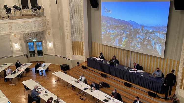 Der Grosse Gemeinderat der Stadt Zug überträgt seine Sitzungen seit er im Casino Zug tagt (im Bild) live. Das tut der Kantonsrat bald auch. Allerdings vorerst auf Probe. (Bild: PD)