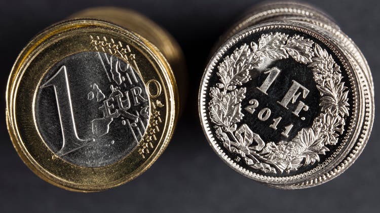 Sich ebenbürtig: der Euro und der Franken. (Martin Ruetschi / KEYSTONE)