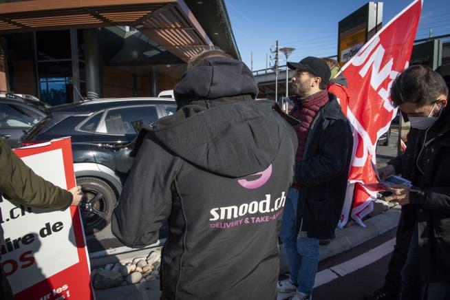 Kuriere des Lieferdienstes Smood machen in der Westschweiz für bessere Arbeitsbedingungen mobil. 