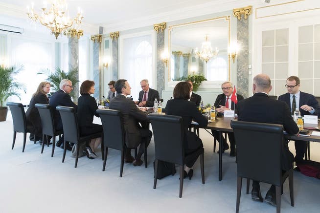 EU-Kommissionspräsident Jean-Claude Juncker trifft 2017 in Bern eine Delegation des Bundesrats. Zu seiner Linken: Hauptberater Richard Szostak.