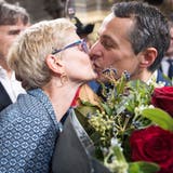 Ein Kuss für den Gatten: Ehefrau Paola Cassis beglückwünscht ihren Gatten zur eben erfolgten Bundesratswahl. (Bild: Marcel Bieri/ Epa/Keystone (Bern. 20. September 2017))