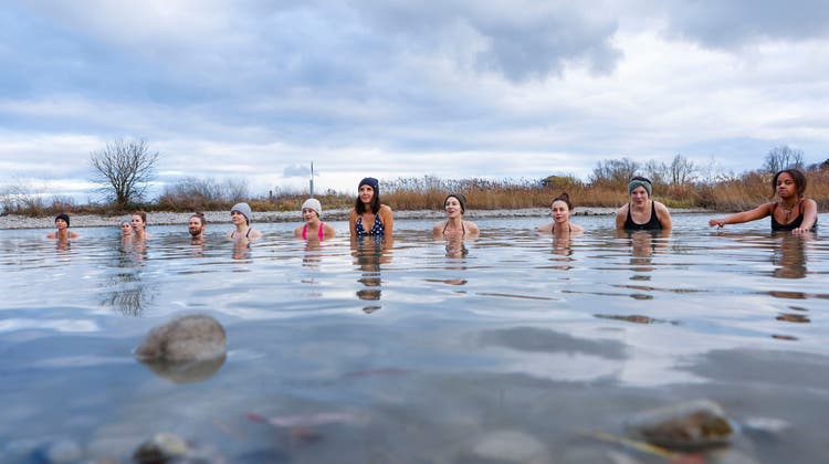 Im sieben Grad kalten Wasser: die Teilnehmenden beim Eisbaden in Kreuzlingen. (Bild: Donato Caspari)