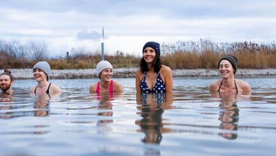 Baden mit Kappe: Eine Yogagruppe übt Eisbaden im eisigen Bodensee beim Hafen Kreuzlingen. Die Teilnehmenden müssen es drei Minuten im eiskalten Wasser aushalten. (Donato Caspari)