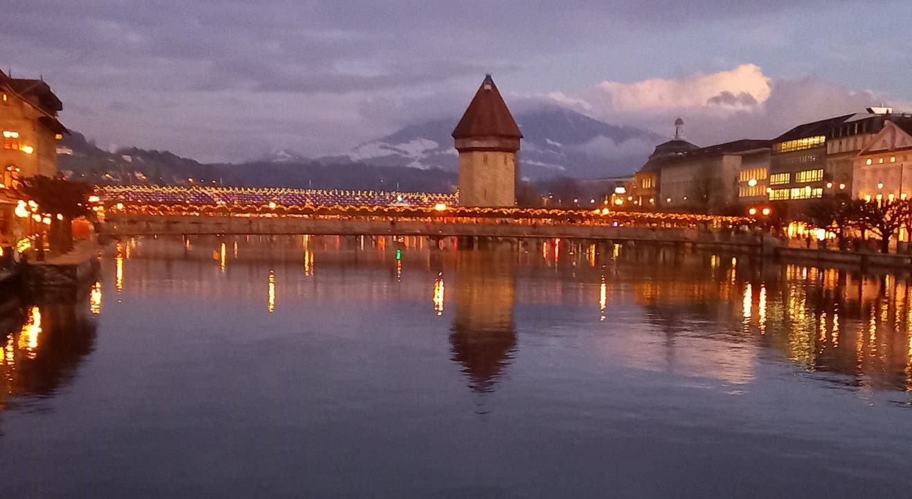 Kapellbrücke im Lichterglanz.