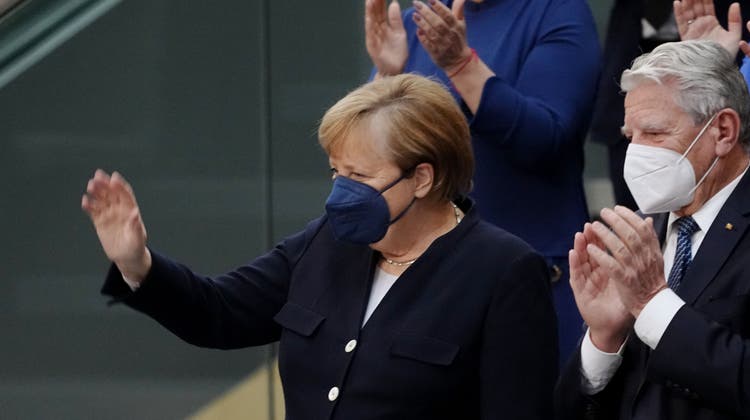 Wirkte fast verlegen ob des warmen Applaus von den Abgeordneten: Angela Merkel (neben Altbundespräsident Joachim Gauck) auf der Besuchertribüne des Bundestages. (Kay Nietfeld / dpa)