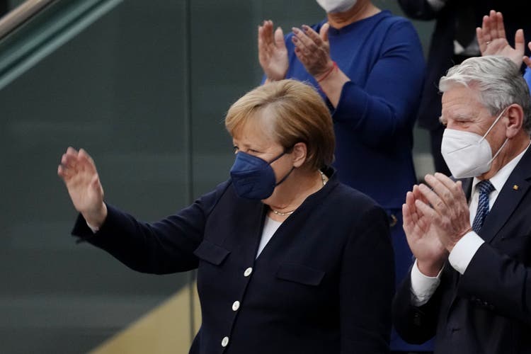 Wirkte fast verlegen ob des warmen Applaus von den Abgeordneten: Angela Merkel (neben Altbundespräsident Joachim Gauck) auf der Besuchertribüne des Bundestages.