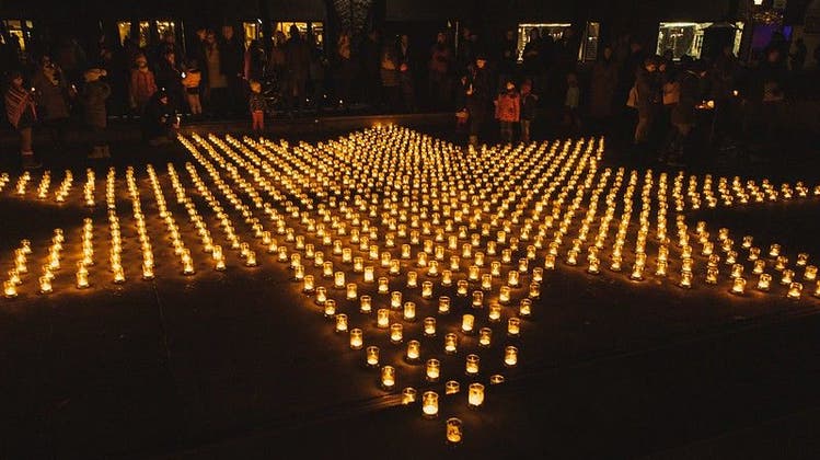 Mit Kerzen können Bilder, wie hier ein Stern, illuminiert werden. (Bild: Caritas)