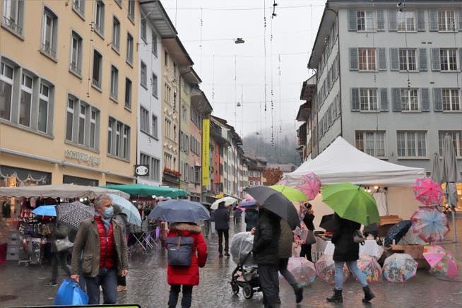 Diese Jahr fallen vor allem die vielen Regenschirme am Weihnachtsmarkt in Baden auf