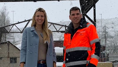 Patrick Bertschi, kaufmännischer Leiter der Bertschi Mulden + Container Transporte AG, und Schwägerin Karin Bertschi, Geschäftsführerin der Recycling-Paradies AG, sind vom neuen Projekt überzeugt. (Pascal Bruhin)