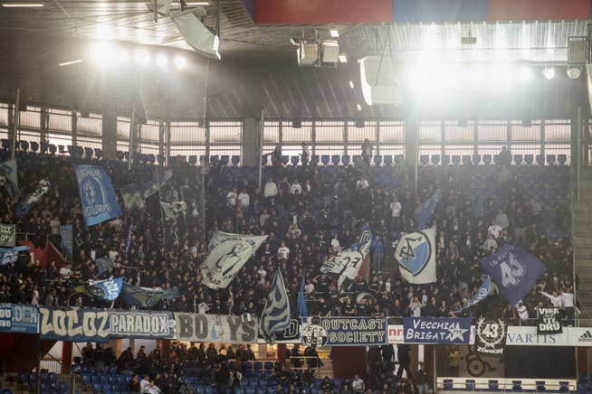 Gästefans dürfen den Super-League-Partien bis Jahresende nicht beiwohnen. Im Bild: FCZ-Fans in Basel.