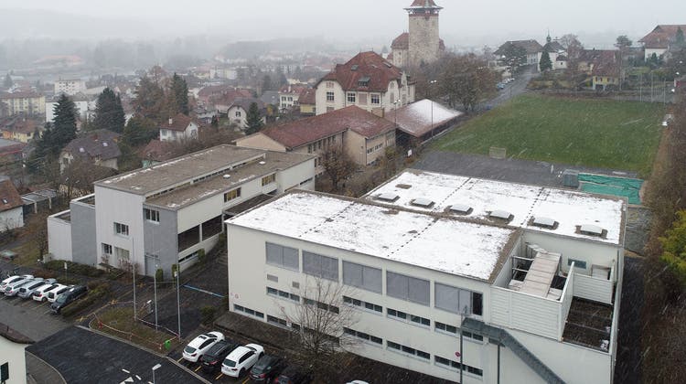 Auf den Dächern der Schulanlage 1970 sowie des Schulhauses 1953 sollen Fotovoltaikanlagen installiert werden. (Bruno Kissling)