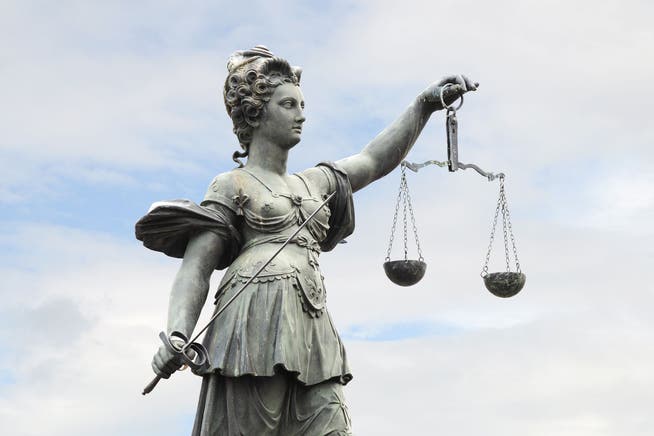 Die Justitia steht für Gerechtigkeit: Für gewöhnlich kümmert sich die Schweizer Justiz um diese Fälle. Bei Begnadigungsgesuchen wird aber auch ein politisches Gremium involviert.