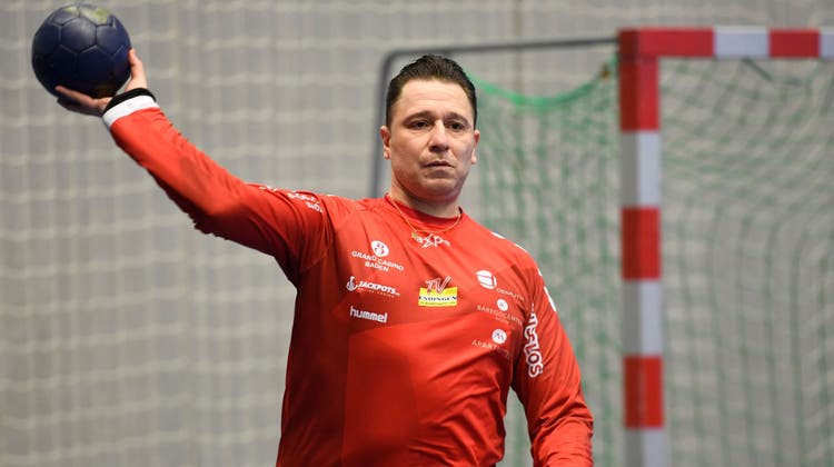 Trainer Zoltan Majeri hilft bei Handball Endingen auch mal als Goalie aus, wenn Not am Mann ist. (Alexander Wagner/Archiv)