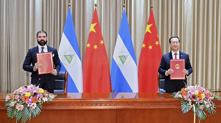 Delegierte von Nicaragua und China unterzeichneten am Freitag ein Communiqué. (Yue Yuewei / AP)
