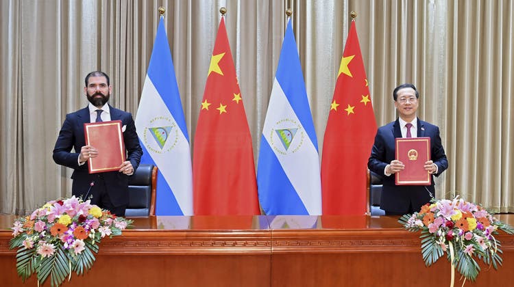 Delegierte von Nicaragua und China unterzeichneten am Freitag ein Communiqué. (Yue Yuewei / AP)