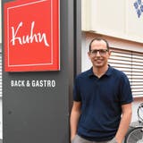 Richard Kuhn, Geschäftsleiter der Kuhn Back & Gastro AG, vor dem Mutterhaus in Brunnadern. (Bild: Urs M. Hemm (3.Juli 2019))
