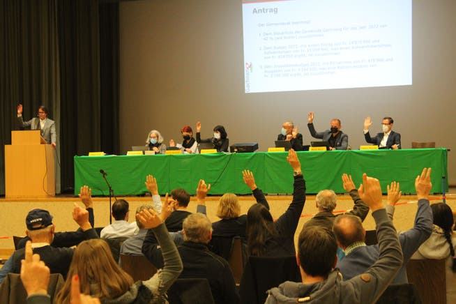 Geschlossen stimmen der Gemeinderat um Präsident Roger Jung (am Rednerpult) sowie die Stimmberechtigten einem Antrag zu.