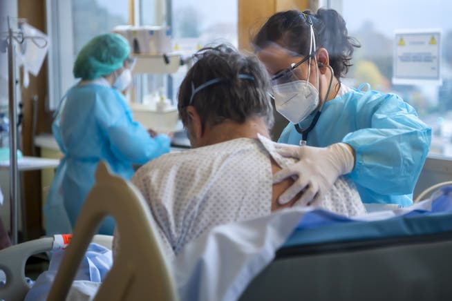 Ein Covid-Patient wird im Genfer Universitätsspital betreut (5.11.2020).