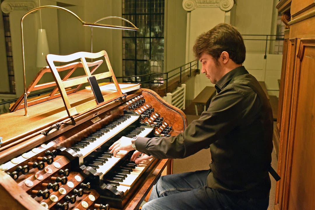 Der Organist Christoph Mauerhofer nutzte seinen Auftritt an der 11.Sternschnuppe in der Stadtkirche, um das Image der Orgel zu entstauben. Mit vier unterschiedlichen Sets begeisterte er das Publikum: Von Adventsliedern über wild ineinander improvisierte zeitgenössische Stücke, die vom Publikum vorgeschlagen wurden, über klassische Bach-Sonaten zu einem Medley aus Mary-Poppins-Klassikern.