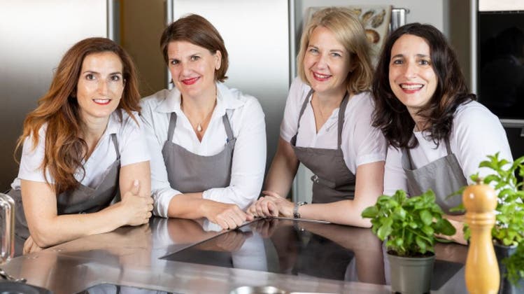 Nadia Pipicelli, Nicole Humbel, Bettina Bertschinger und Giuliana Burgener (von links), Autorinnen des Kochbuchs Friends for Dinner. (Bilder: Severin Bigler)