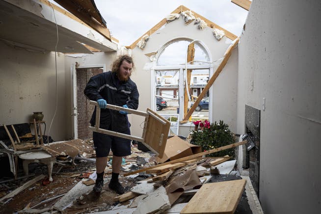 Alles verloren: Luke Schockley räumt zur Seite, was nach dem Tornado vom Haus seiner Schwiegereltern in Bowling Green, Kentuky, noch übrig geblieben ist.