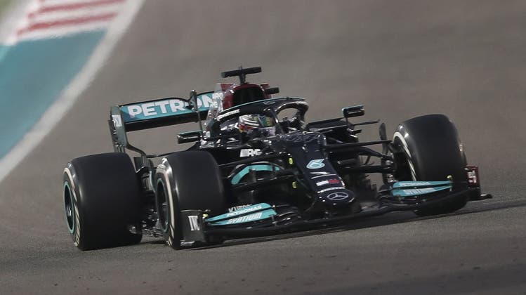 Max Verstappen ist Formel-1-Weltmeister, der Niederländer gewann ein turbulentes Rennen in Abu Dhabi. (Ali Haider / EPA)
