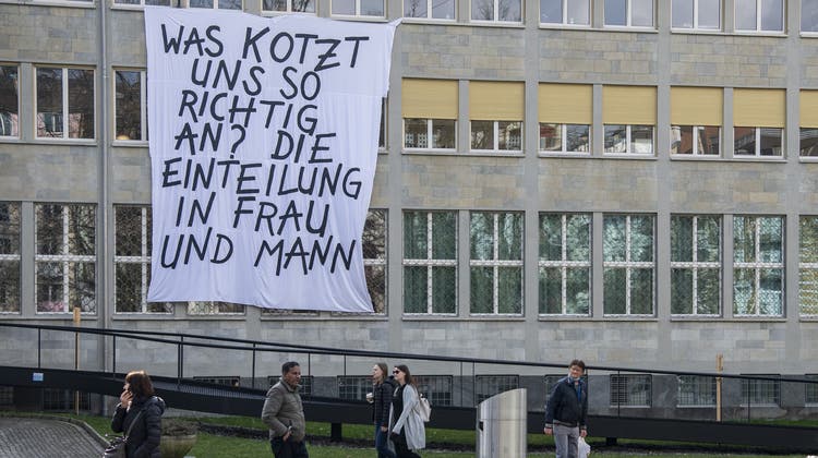 Während des Frauenstreiks 2021 machten Aktivistinnen in Luzern auf ihre Anliegen aufmerksam. Sie schreiben: «Was kotzt uns so richtig an? Die Einteilung in Frau und Mann.» (Symbolbild: Urs Flueeler / KEYSTONE)