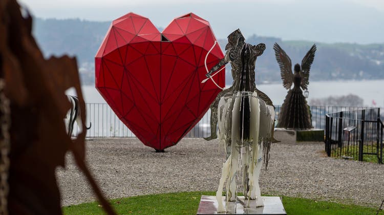 Die Skulpturen des russischen Künstlers Vasily Klyukin werden Luzern verlassen – mit Ausnahme des «Herzens der Hoffnung». (Bild: Dominik Wunderli (Luzern, 23. November 2021))